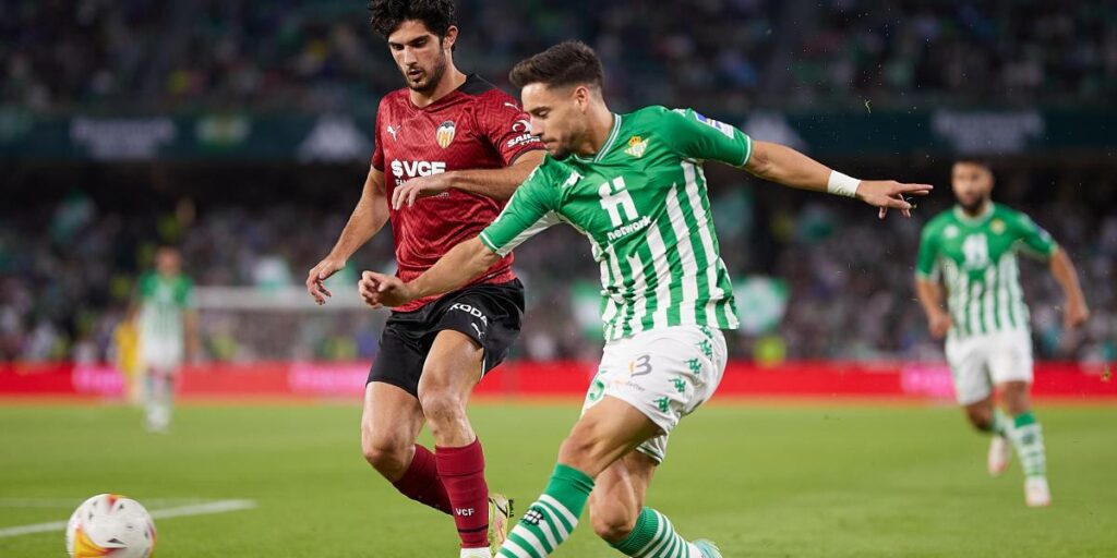 Álex Moreno: "Seguro que el Betis crecerá más"