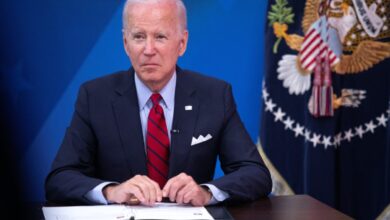 Algunos estados podrían arrestar a mujeres que viajen para abortar, alerta Biden
