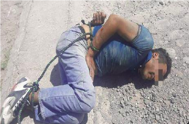 Amarran a ratero y lo entregan a la policía en Querétaro, vecinos hacen justicia por propia mano