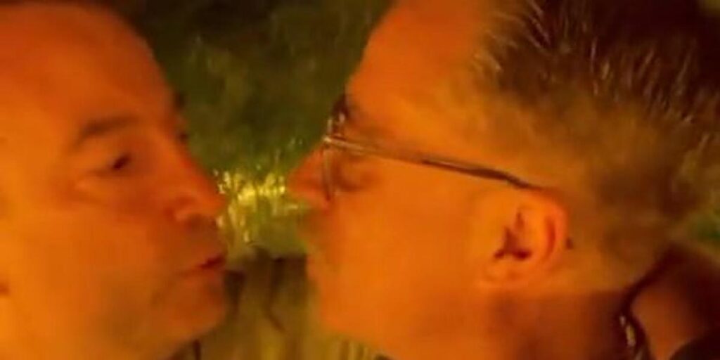 Así contesta César Carballo a quienes lo tachan de homófobo: su beso viral con Alfredo Corell