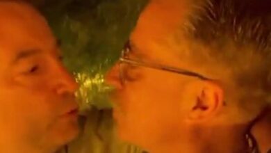Así contesta César Carballo a quienes lo tachan de homófobo: su beso viral con Alfredo Corell