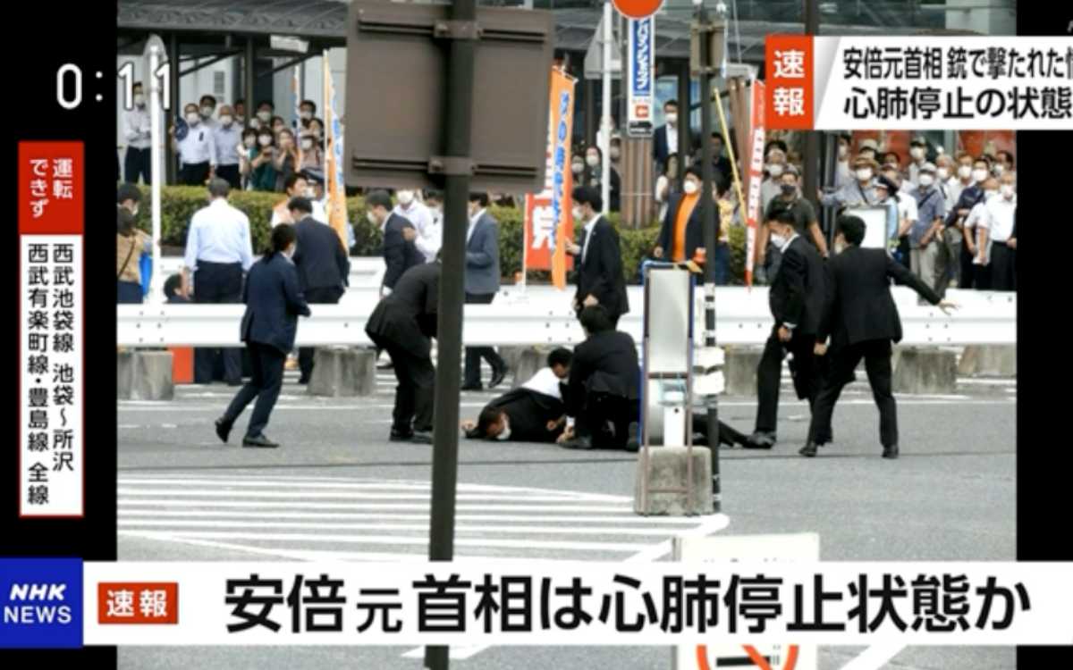 Balean al exprimer ministro japonés Shinzo Abe