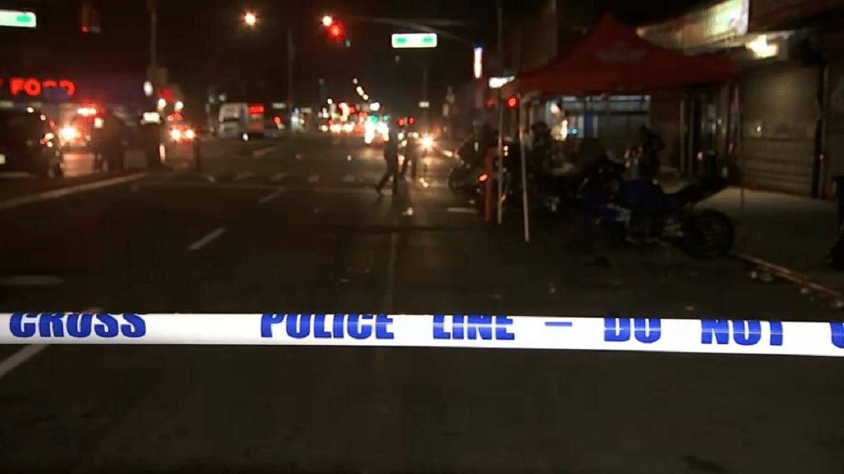 Balean dos hombres en Queens; entre ellos oficial de prisiones fuera de servicio