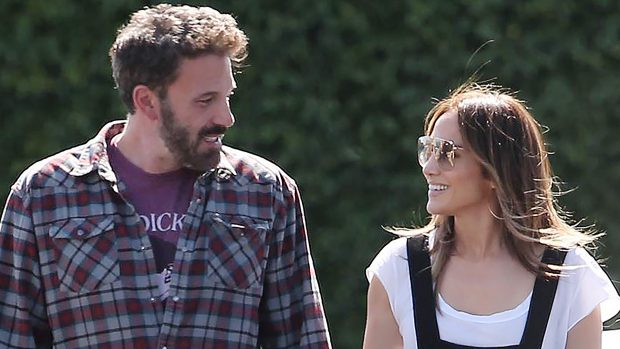 Ben Affleck y Jennifer Lopez sonriéndose / Gtres