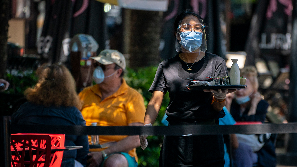 Beverly Hills no hará cumplir el posible regreso del mandato de mascarillas en interiores