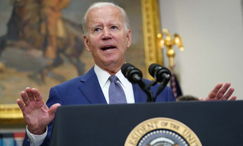 Biden firma orden ejecutiva para proteger acceso al aborto