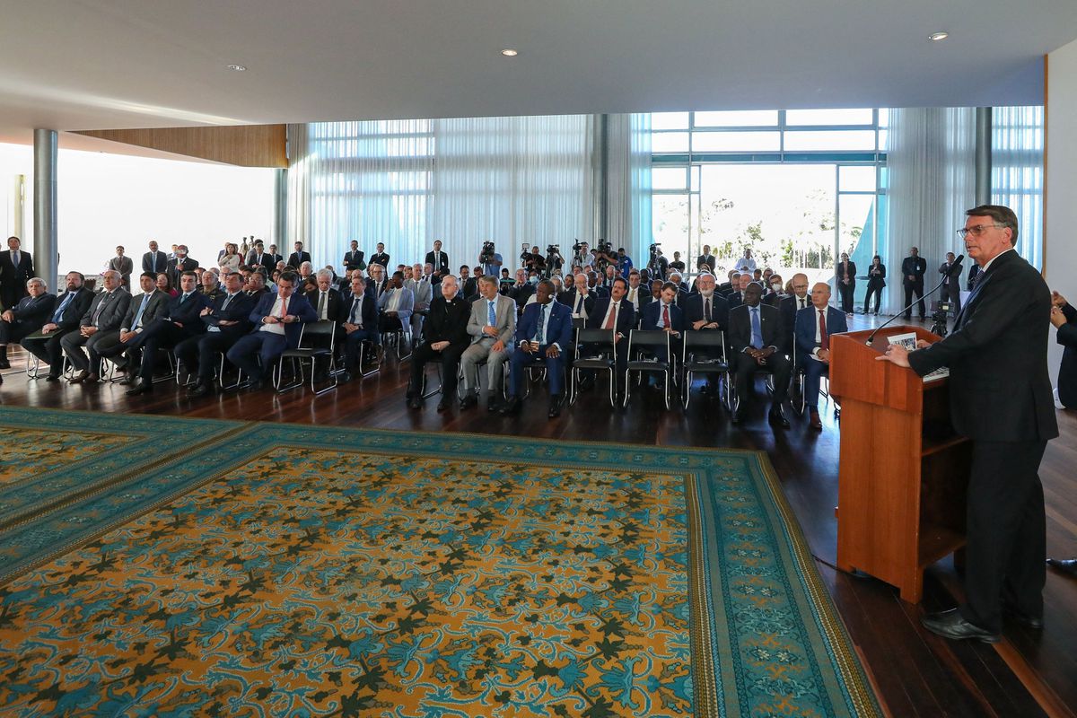 Bolsonaro cuestiona el sistema de votación de Brasil ante los embajadores extranjeros