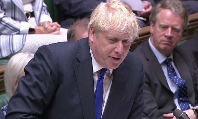 Boris Johnson asegura que "seguirá adelante" como primer ministro mientras la ola de renuncias continúa