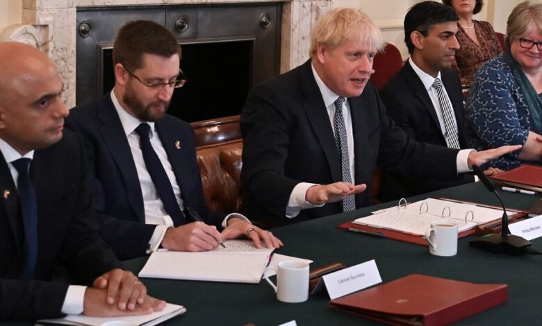 Boris Johnson lucha por mantener el poder después de que dos importantes ministros abandonan el barco