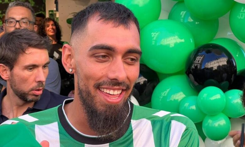 Borja Iglesias: "Si yo tuviese que decidir, Bellerín ya estaría aquí"