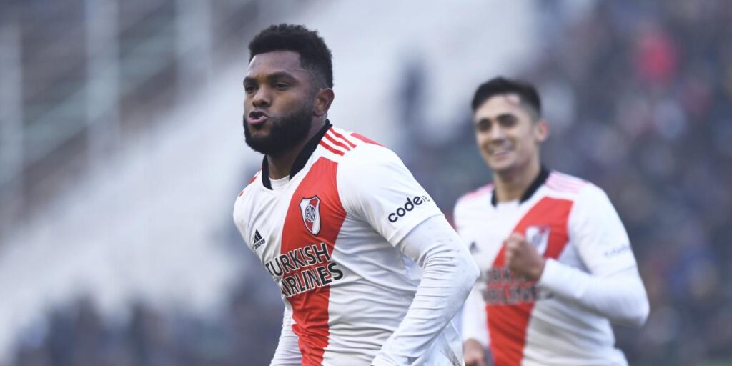 Borja regala su primer show y River golea