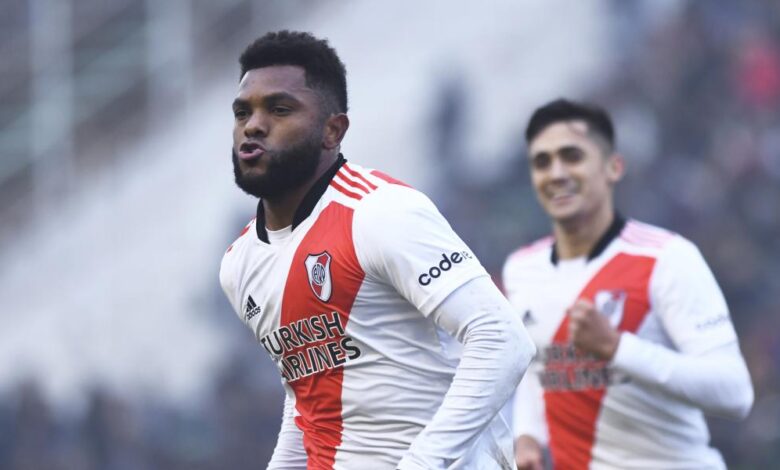 Borja regala su primer show y River golea