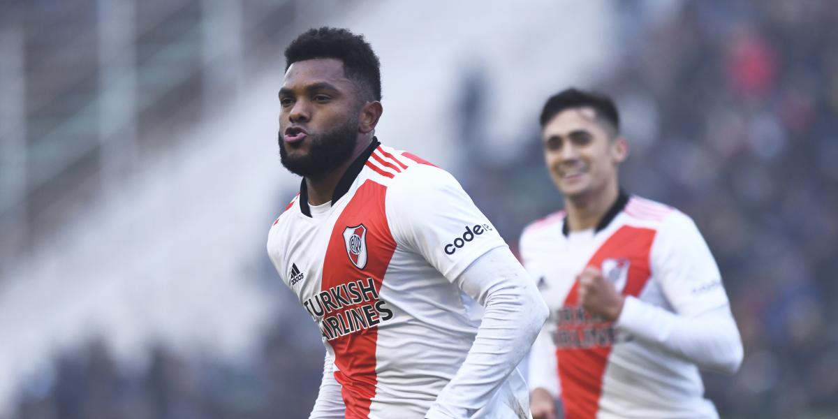Borja regala su primer show y River golea