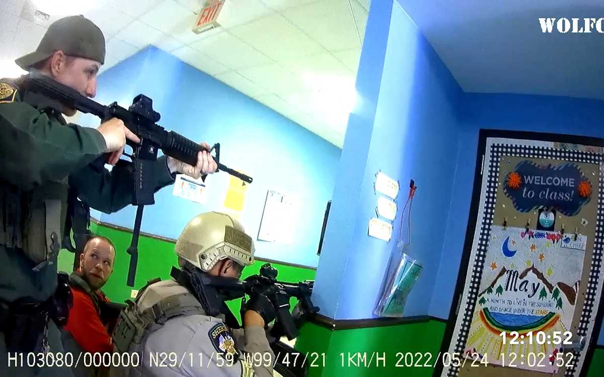 Casi 380 agentes se concentraron en la escuela de Uvalde sin intervenir para impedir la matanza: reporte