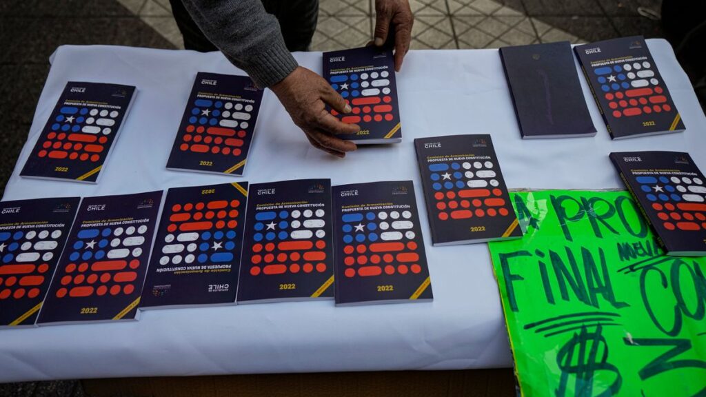Chile entra de lleno en el debate sobre qué hacer si se rechaza la nueva Constitución