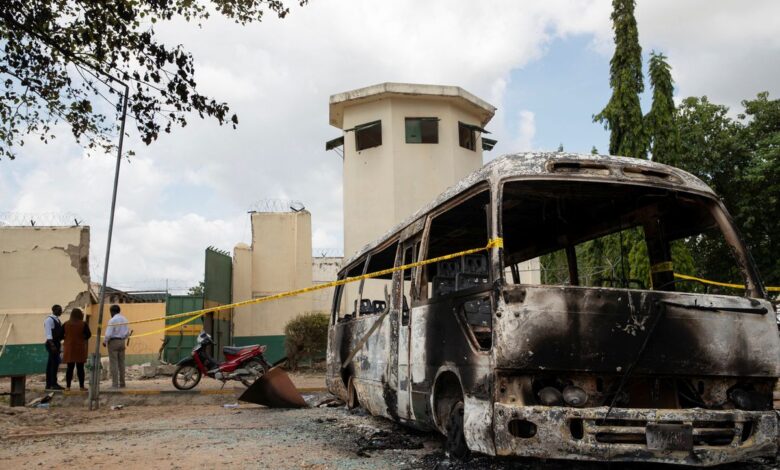 Cientos de yihadistas liberan a más de 800 presos en el asalto a una cárcel en la capital de Nigeria