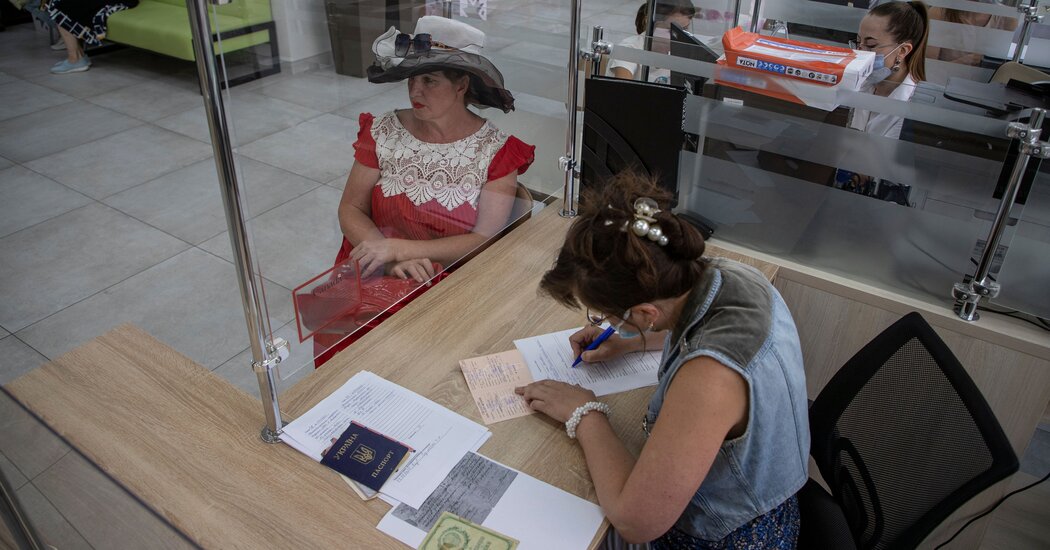 Cómo el Kremlin está obligando a los ucranianos a adoptar la vida rusa