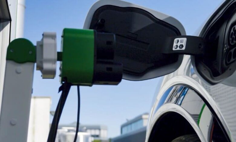 Cómo las estaciones de carga robóticas para vehículos eléctricos de Ford podrían ayudar a los conductores discapacitados
