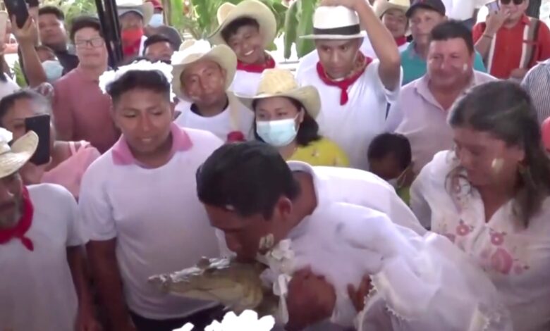 Como parte de ritual ancestral, alcalde de comunidad en Oaxaca se casa... con un caimán