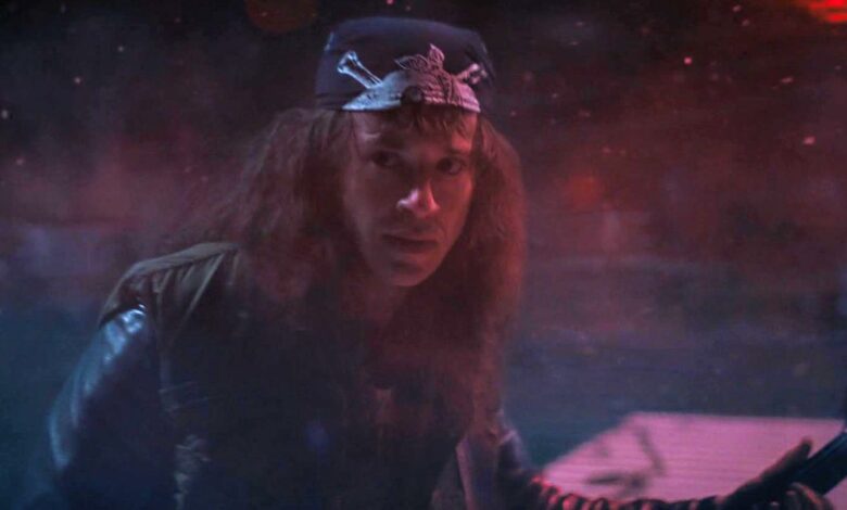 Cómo se preparó el actor Eddie de la temporada 4 de Stranger Things para la escena de Metallica