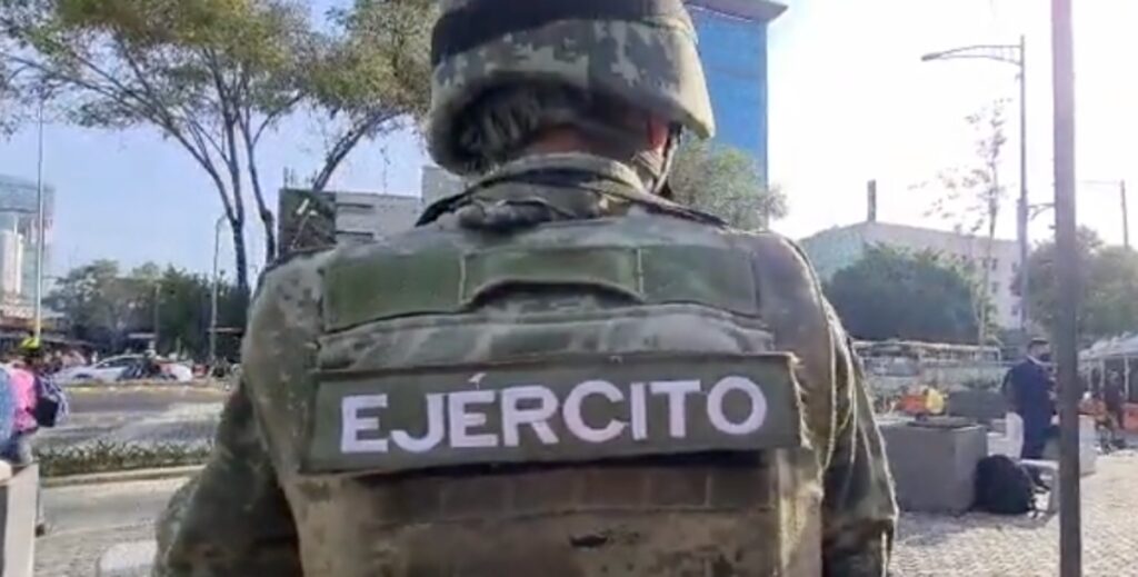 Con armas largas, elementos del Ejército salen a las calles de la CDMX; apoyarán por cierre en el Metro