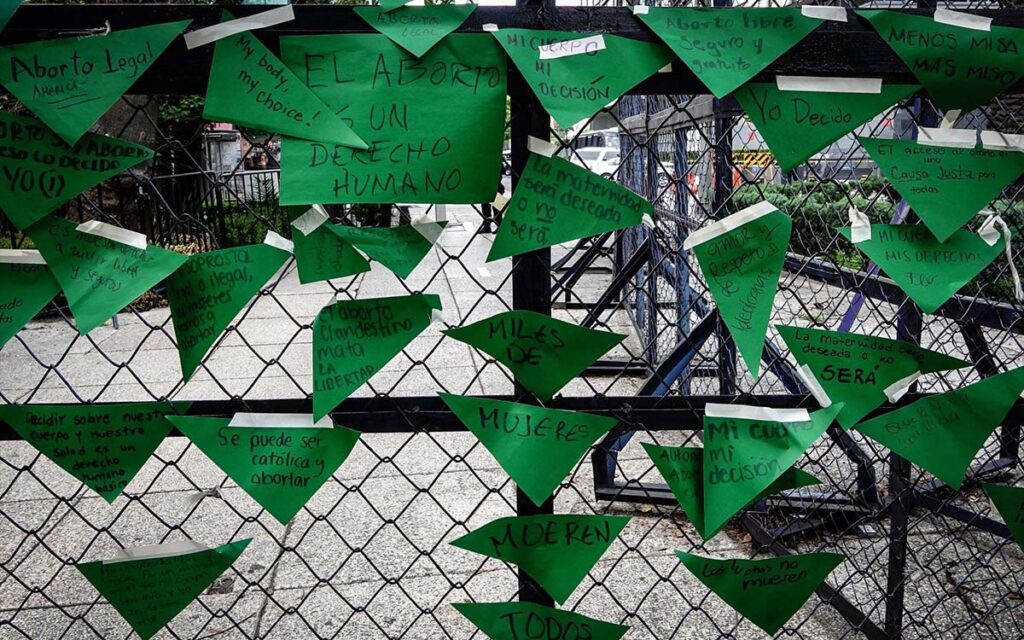 Condenan a 50 años de cárcel a mujer que abortó tras emergencia obstétrica en El Salvador