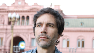 Convirtió a la crisis eterna argentina en un juego: "Si quedás afuera, viene el helicoptero"