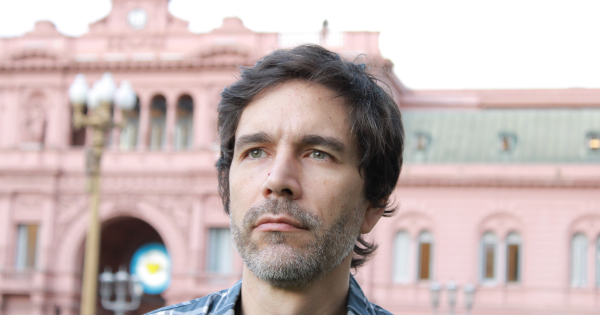 Convirtió a la crisis eterna argentina en un juego: “Si quedás afuera, viene el helicoptero”