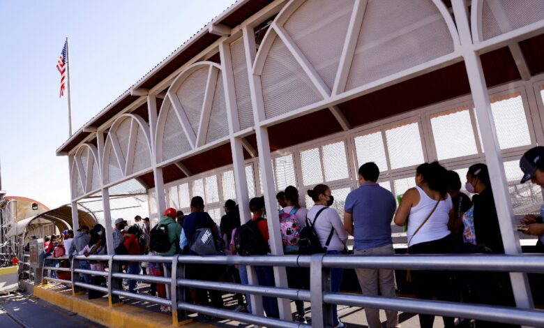 Corte Suprema de EU respalda la iniciativa de Biden de eliminar 'Quédate en México'