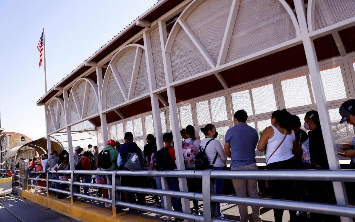 Corte Suprema de EU respalda la iniciativa de Biden de eliminar ‘Quédate en México’