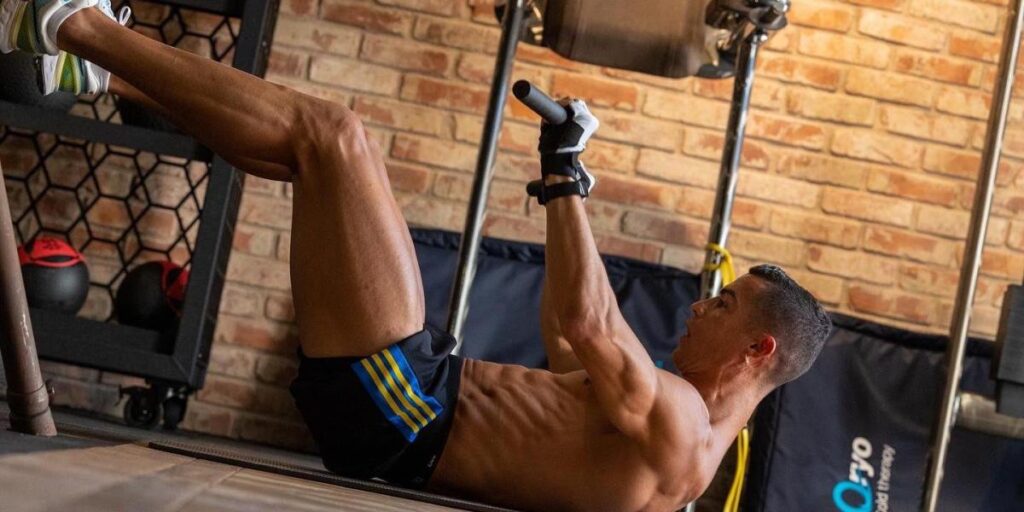 Cristiano Ronaldo se 'machaca' en casa