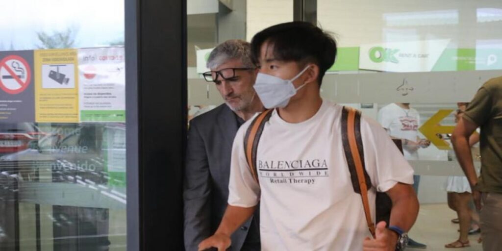 Cuenta de Twitter en japonés, puesta de largo con La Concha de fondo...