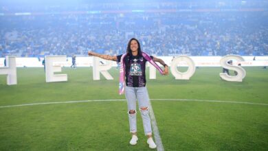Dan Tuzas una calurosa y pirotécnica bienvenida a Jenni Hermoso | Video