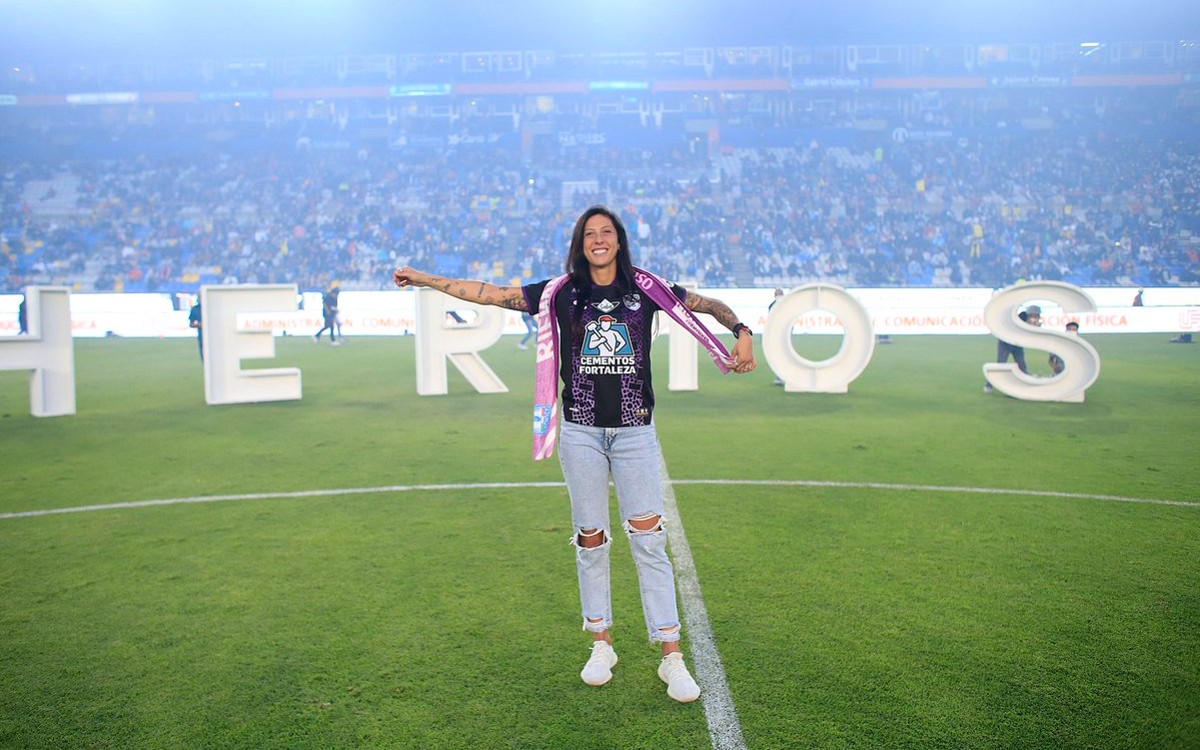 Dan Tuzas una calurosa y pirotécnica bienvenida a Jenni Hermoso | Video