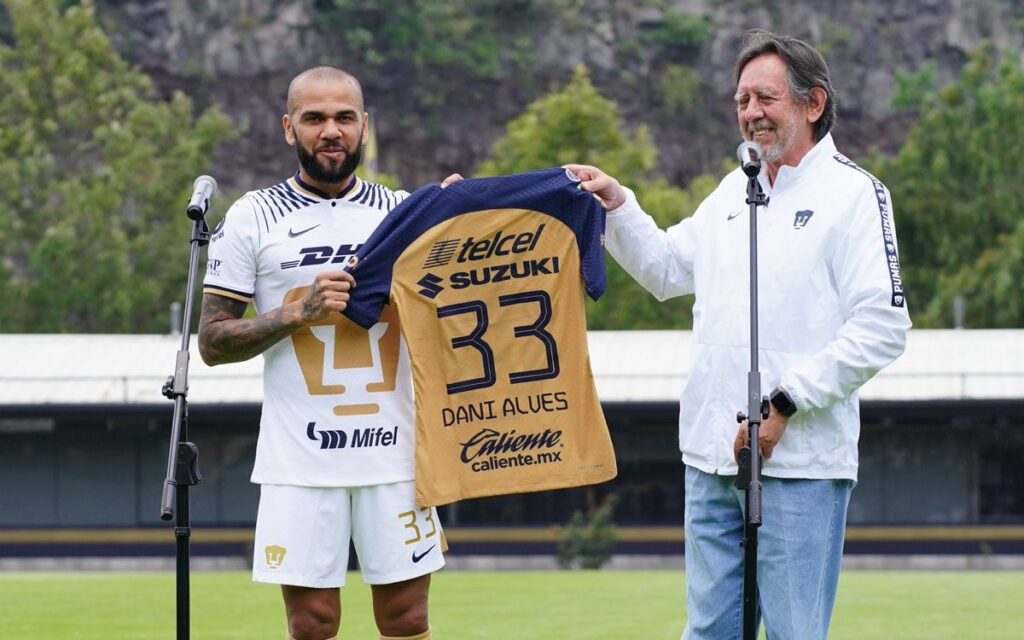 Dan políticos la bienvenida a Dani Alves con Pumas | Video