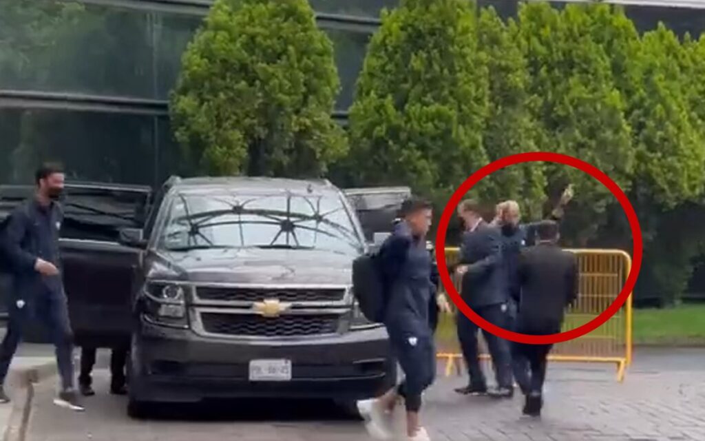 Dani Alves se niega a viajar en camioneta particular y se sube al autobús de Pumas | Videos