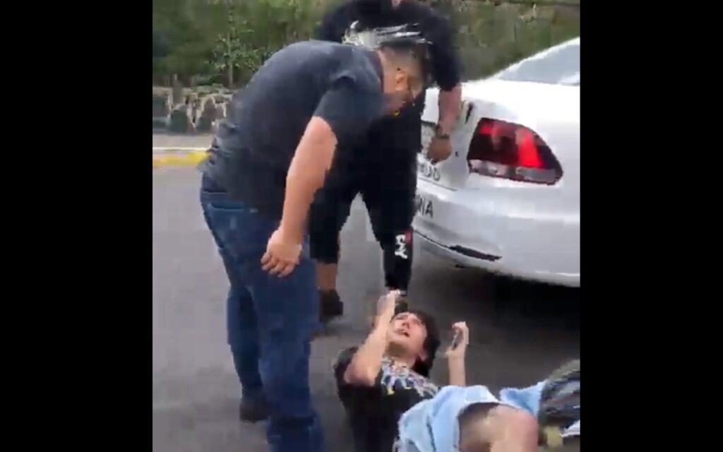 Denuncian que elemento de seguridad de la UNAM golpea a joven en CU | Video