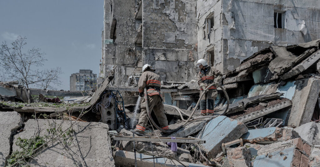 Desde el cielo de la madrugada, fragmentos de metal caliente