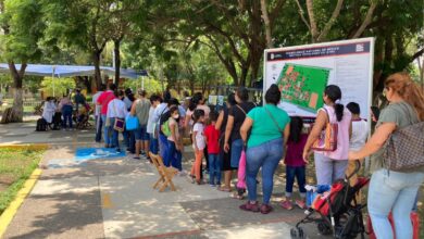 Desorganización, largas filas y dosis agotadas, así arranca vacunación a menores en Oaxaca
