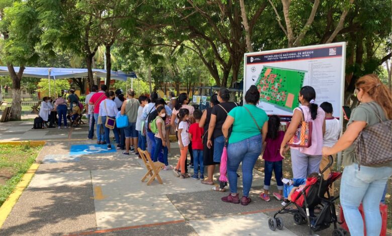 Desorganización, largas filas y dosis agotadas, así arranca vacunación a menores en Oaxaca