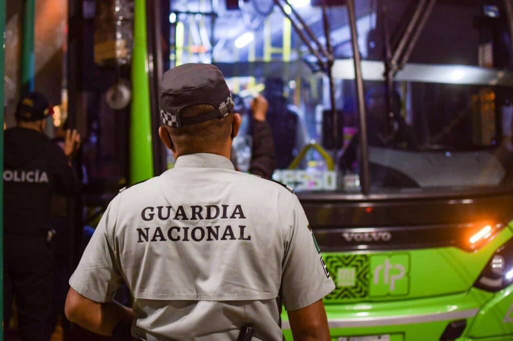 Despliegan elementos de la Guardia Nacional para dar informes sobre rutas por cierre de la Línea 1 del Metro