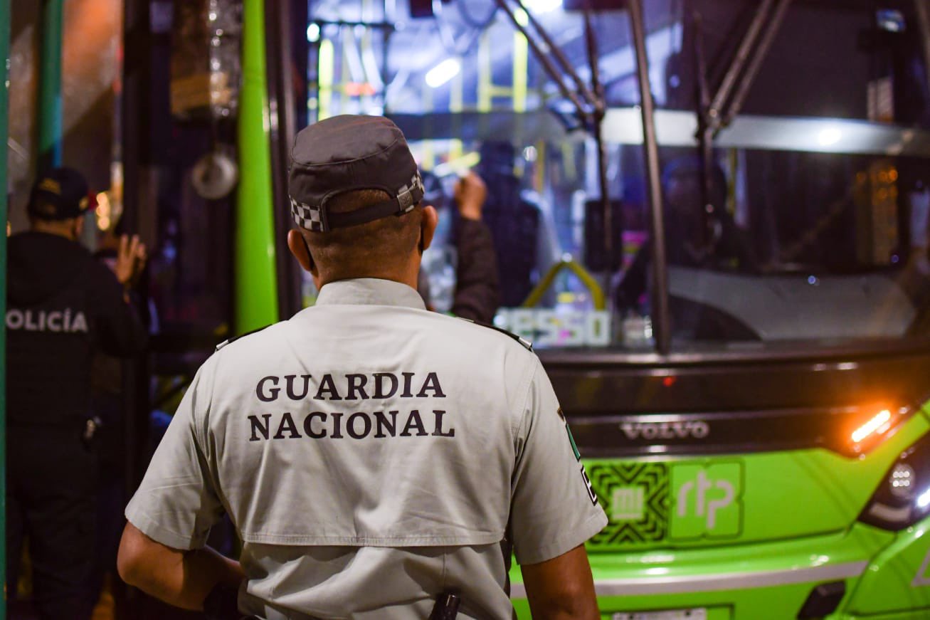 Despliegan elementos de la Guardia Nacional para dar informes sobre rutas por cierre de la Línea 1 del Metro