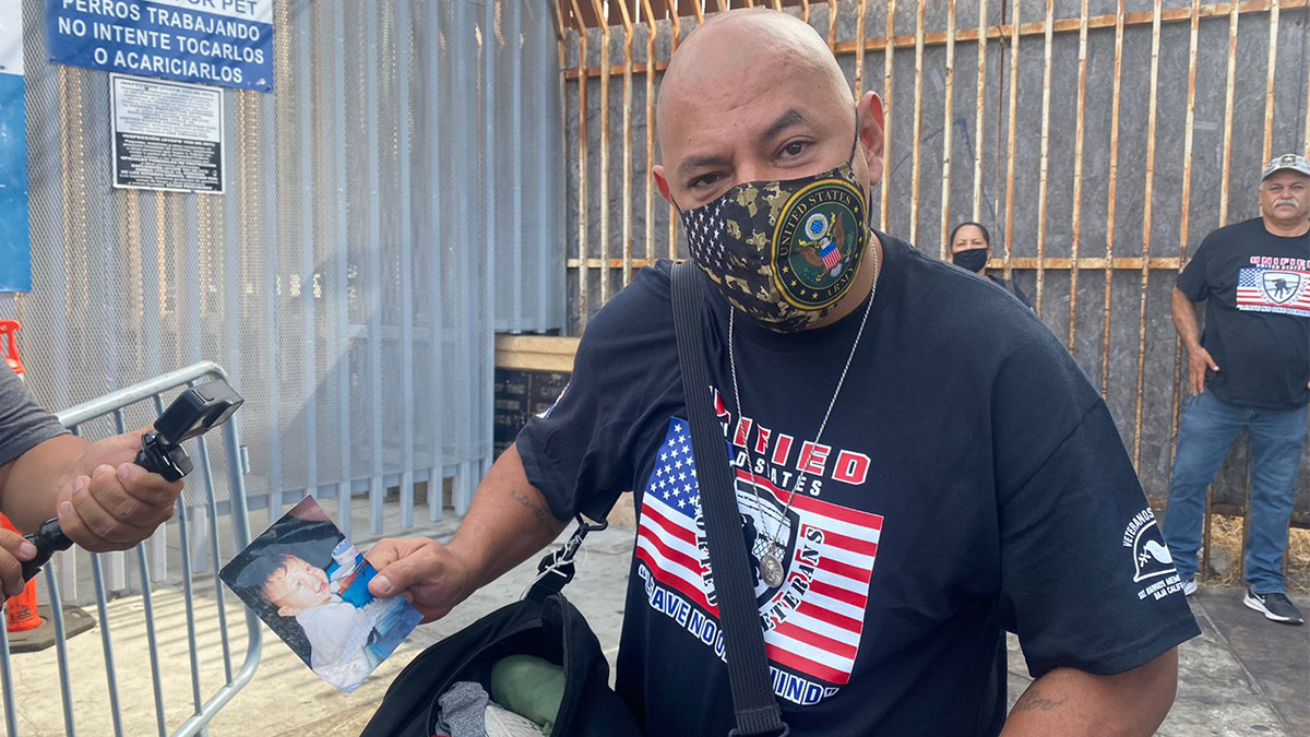 Después de pasar 9 años deportado en México, veterano logra cruzar la frontera legalmente a EEUU