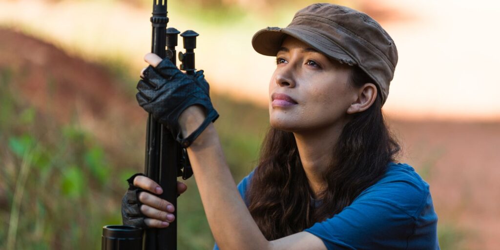 Dónde encontrar a Christian Serratos de The Walking Dead en American Horror Story