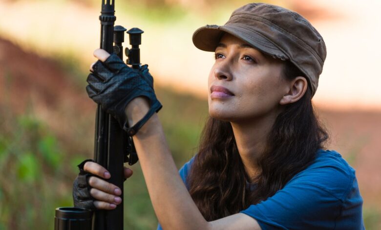 Dónde encontrar a Christian Serratos de The Walking Dead en American Horror Story