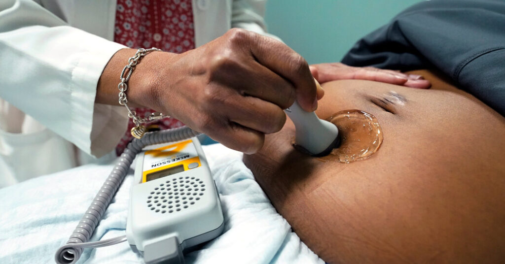 Donde los Riesgos del Embarazo se Encuentran con las Leyes de Aborto y el Cuidado de la Salud