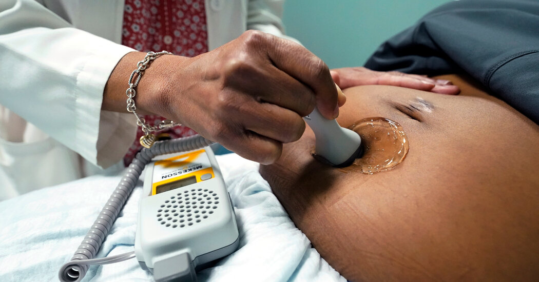 Donde los Riesgos del Embarazo se Encuentran con las Leyes de Aborto y el Cuidado de la Salud