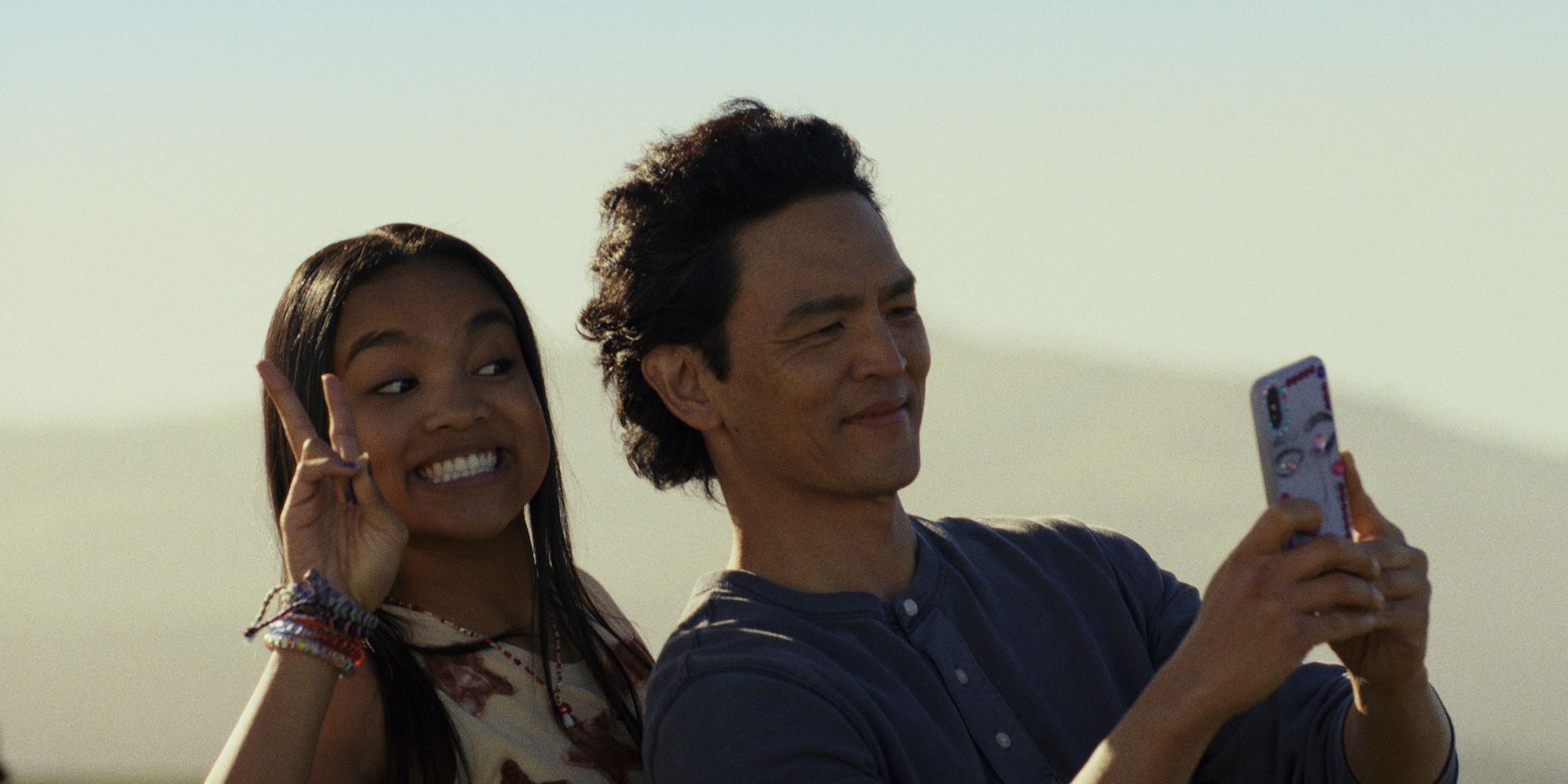 Don’t Make Me Go Reseña: John Cho y Mia Isaac brillan en una historia desigual