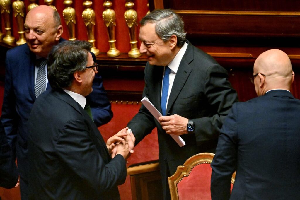 Draghi da marcha atrás y está dispuesto a continuar como primer ministro de Italia