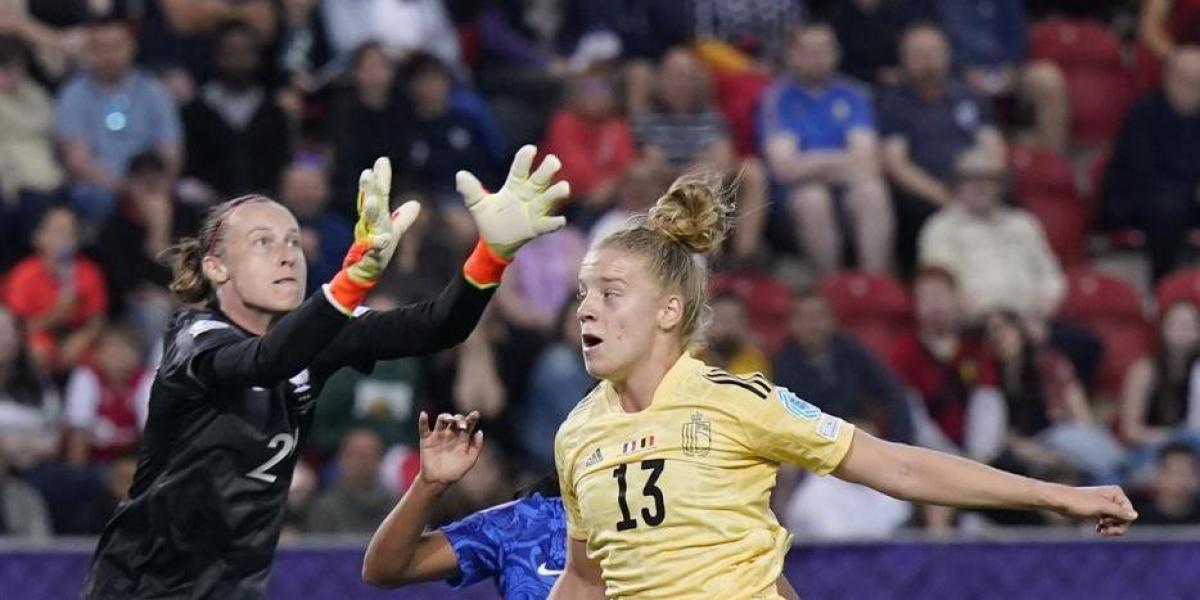 Duro revés para la portera de Francia, Pauline Peyraud-Magnin